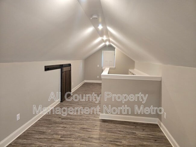 Building Photo - 545 Lakeview Dr