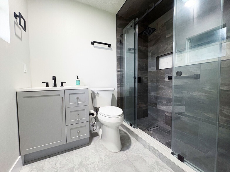 ensuite from primary bedroom - 49 Timber Trl