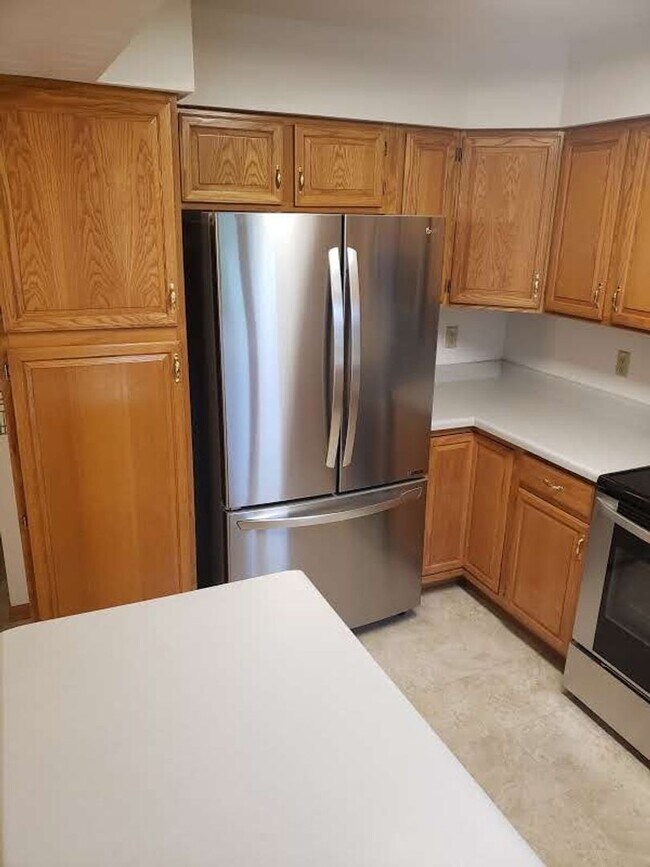 Building Photo - Spacious 3 bedroom, 2 1/2 bath Duplex