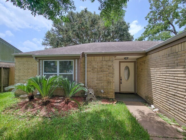 Building Photo - BEAUTIFUL 3 BEDROOM 2 BATH UPDATED HOME WI...