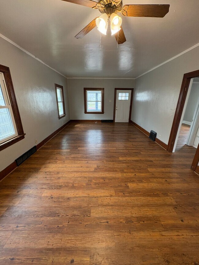 Building Photo - 2 Bedroom / 1 Bathroom Home for Rent!