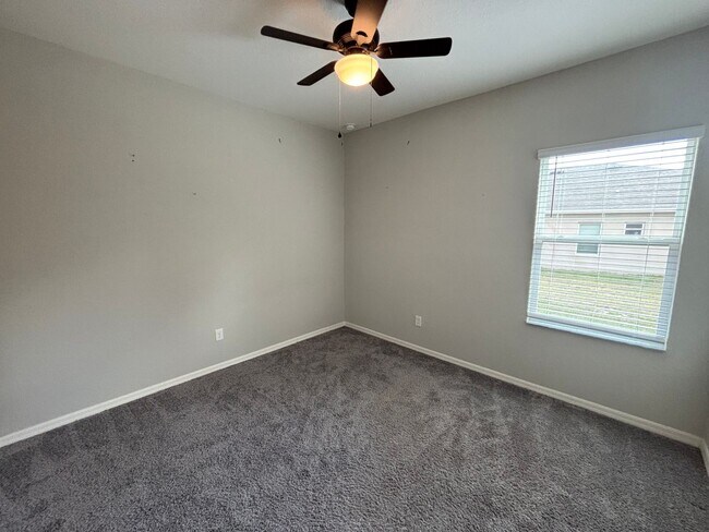 Building Photo - 4 bedroom / 3 bath in great neighborhood - WON'T LAST!