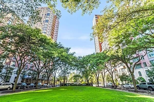 Building Photo - 380 Rector Pl