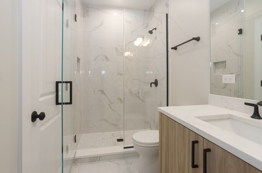 Building Photo - 1405 W Belden Ave