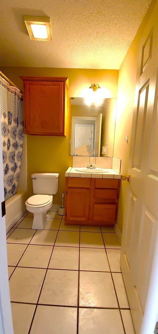 Building Photo - SUPER SPACIOUS 2 Bedroom, 2 Bathroom duple...