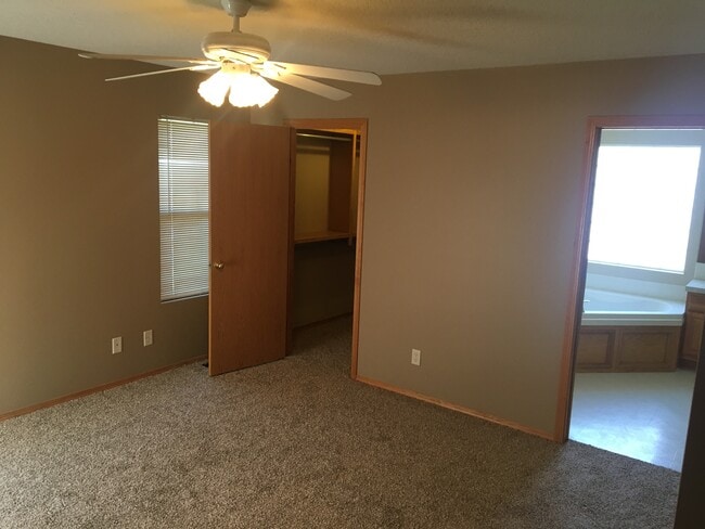 Building Photo - 2218 E Carriage Dr
