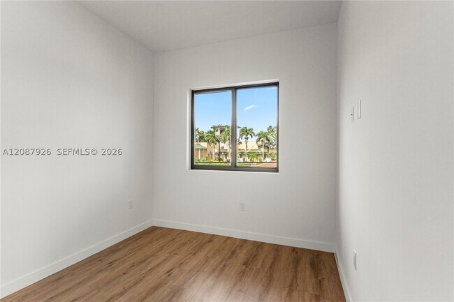 Building Photo - 401 W Palm Dr
