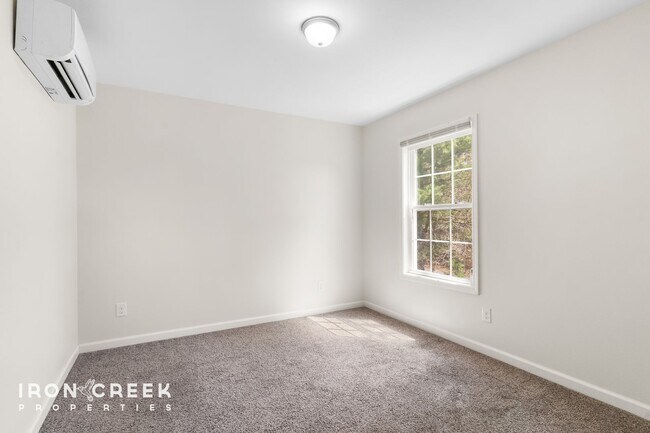 Building Photo - Charming Two-Bedroom Home in Woodfin with ...