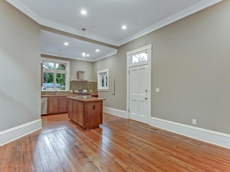 Building Photo - 208 W 35th St