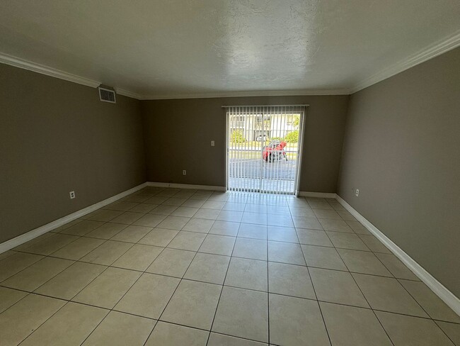 Building Photo - 1830 Maravilla Ave