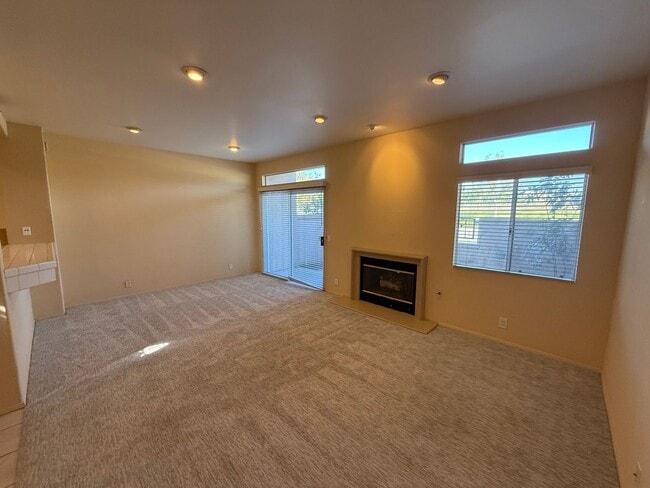Building Photo - Beautiful 2 Bed, 2.5 Bath Townhome in Desi...