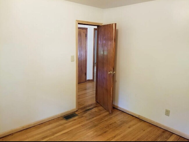 Building Photo - 4BR 2BA - Walk to campus!  Available Augus...