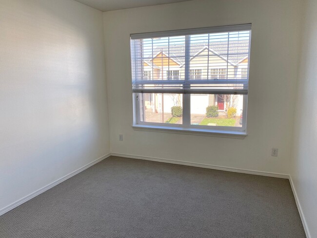 Building Photo - Fantastic Townhome close to Nike