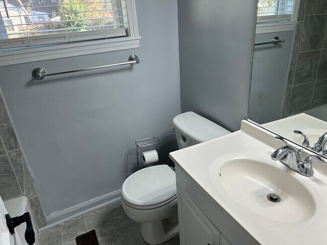 Building Photo - 2224 Roslyn Ave