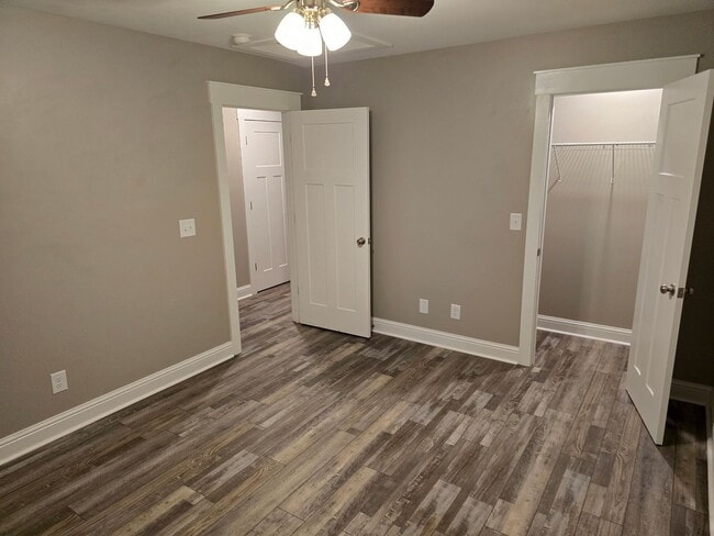 Building Photo - VERY NICE 3/2 HOUSE IN TUNNEL HILL