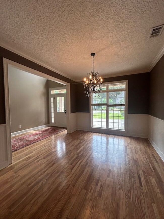 Building Photo - Spacious Single Family Home with Great Backyard!