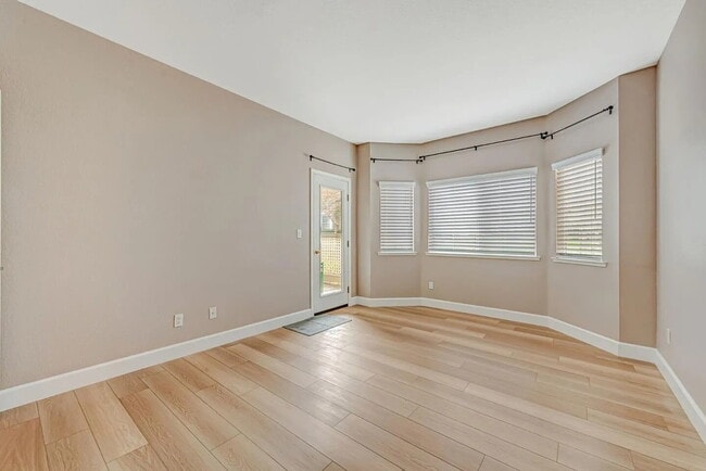 Building Photo - charming 1-bedroom, 1-bathroom home located on the ground level overlooking the green belt in Par...