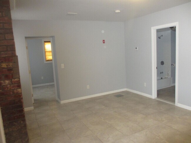 Building Photo - 585 Bramhall Ave