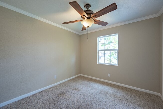 Building Photo - 3 bed 2 bath Near school/park
