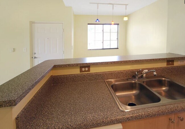 Building Photo - 8010 N Nob Hill Rd