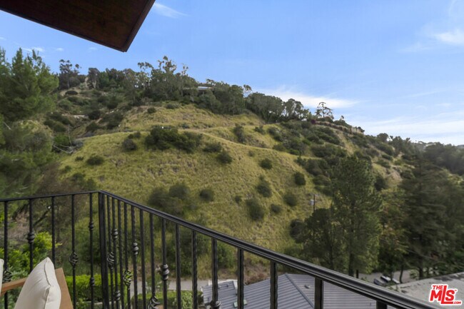 Building Photo - 10160 Cielo Dr