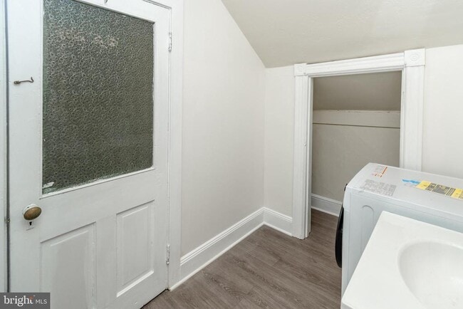 Building Photo - 24 Bank St