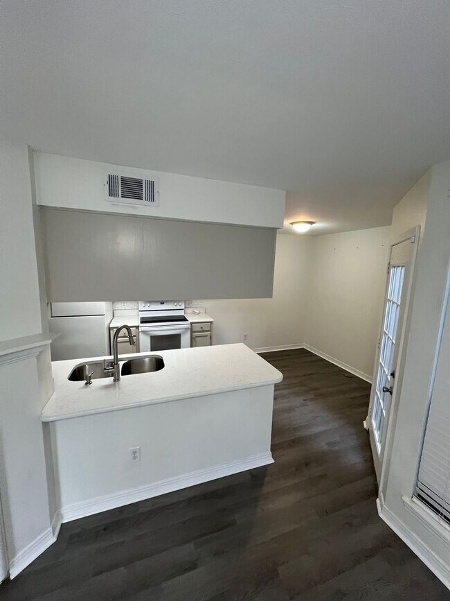 Building Photo - Nice 2 bedroom townhouse ready to go with covered parking!