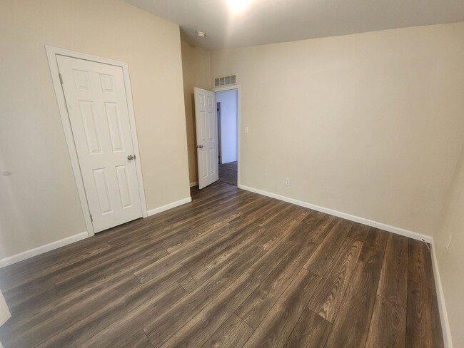 Building Photo - *MOVE IN SPECIAL* $200*