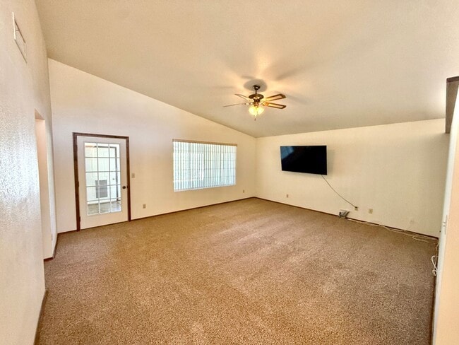 Building Photo - Spacious 3BR Cul-de-Sac Home with Bonus Room, New Carpet & Split Floor Plan!