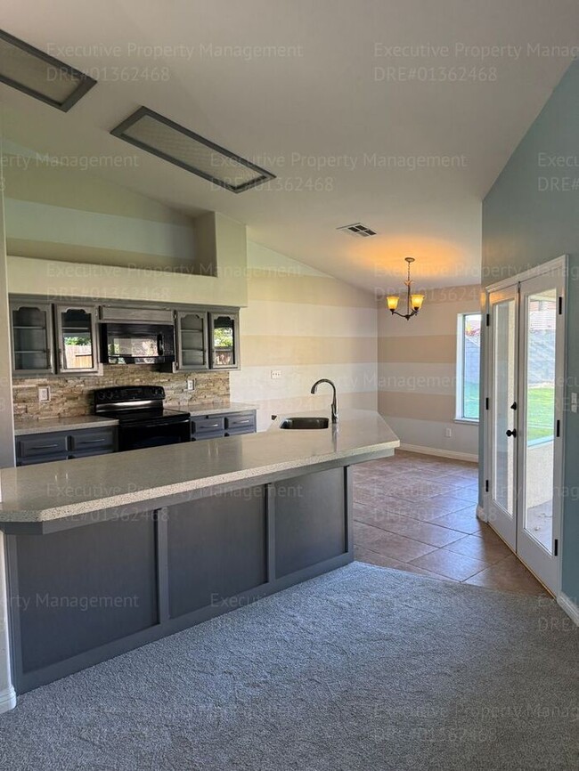 Building Photo - 3 bedroom/ 2 bathroom