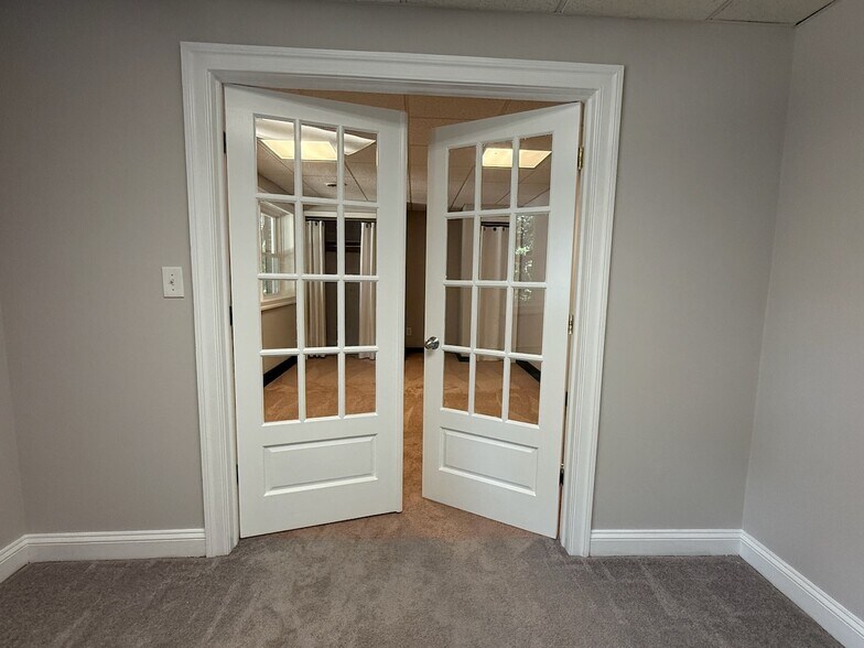 Building Photo - 327 Braehead Dr