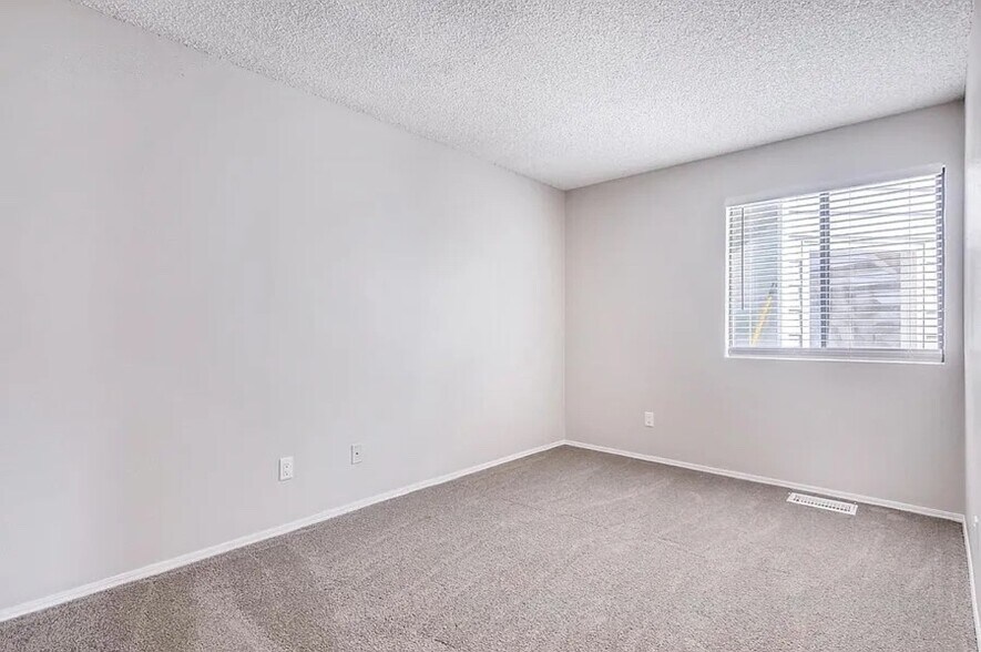 Building Photo - 17050 E Ford Dr