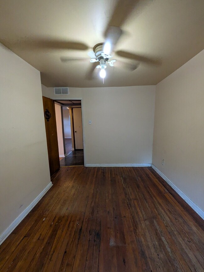 Building Photo - Beautifully updated 2 bed 1 bath apartment in Beaver Falls!  OPEN HOUSE on Thursday (February 5) ...
