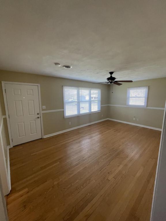 Building Photo - 1832 W Lakeview Dr