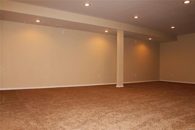 Building Photo - Move-in Ready!