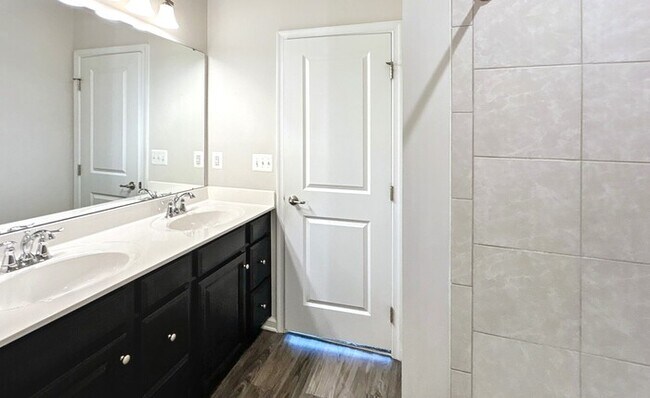 Building Photo - 502 River Crest Way