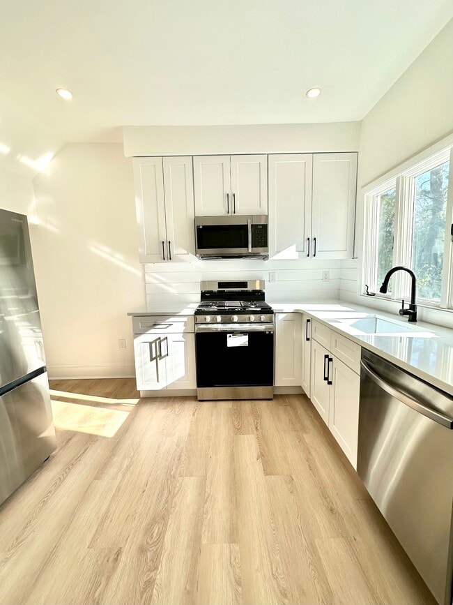 Building Photo - 23 Beecher Pl