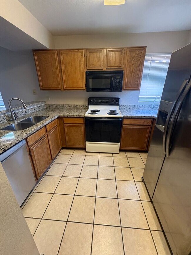 Building Photo - READY TO TOUR NOW! 2 Bedroom 2 Bath Peoria Townhouse