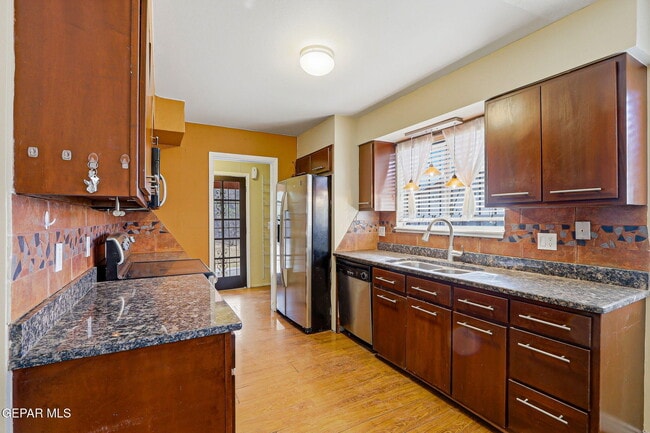 Building Photo - 6613 Escondido Dr