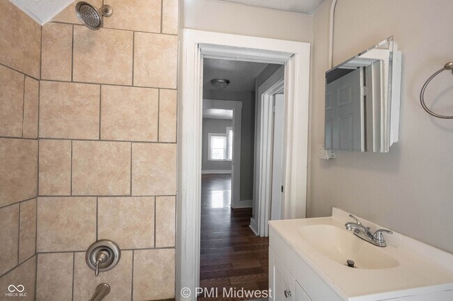 Building Photo - 445 W 29th St