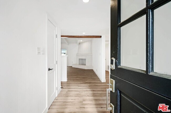 Building Photo - 5614 Ponce Ave