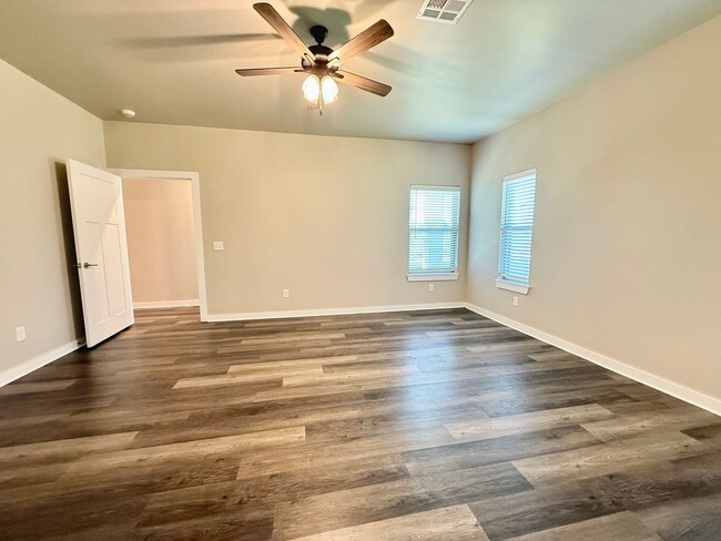 Building Photo - Large 2 Bed, 2 Bath in Beautifully Well-Ma...