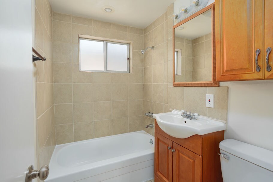 Building Photo - 5412 Willowcrest Ave