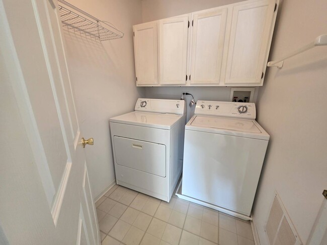 Building Photo - 3996 Blackstone Dr