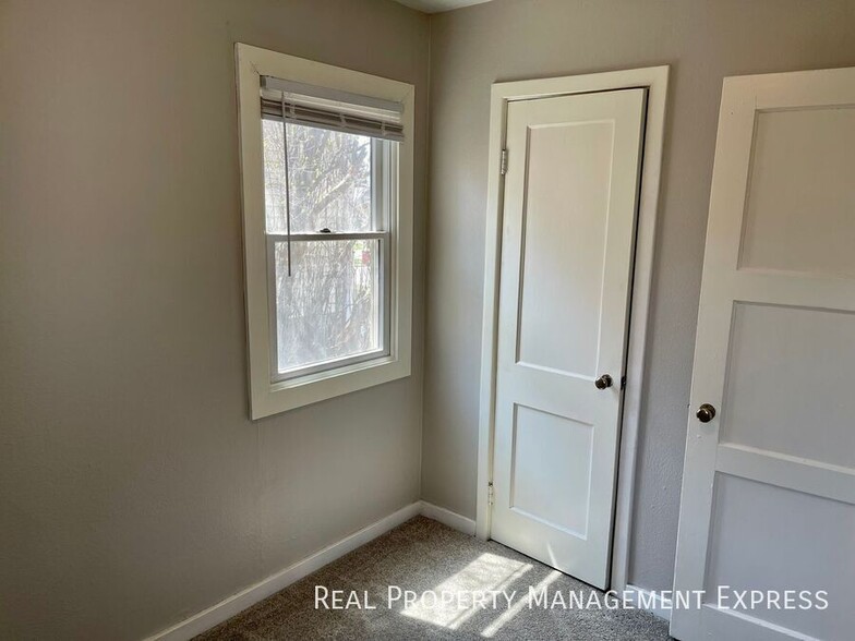 Building Photo - Beautiful 3 Bedroom Home in Southwest Siou...