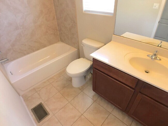 Building Photo - Modern 3 bedroom in Tierra Oeste neighborh...