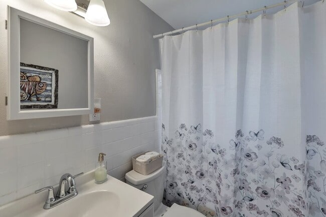 Building Photo - 3202 E Jean St