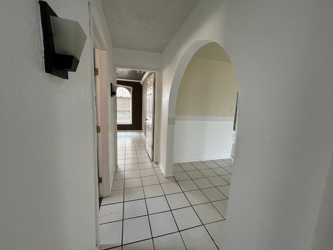 Building Photo - 609 E 6th St