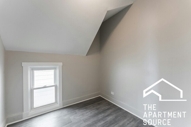 Building Photo - 2834 W Dickens Ave