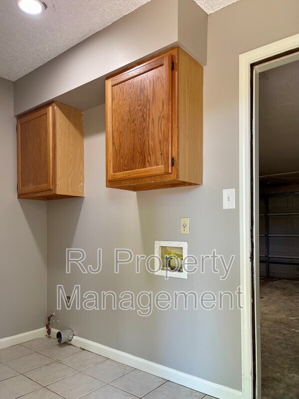 Building Photo - 4592 Tracy Lynn Dr